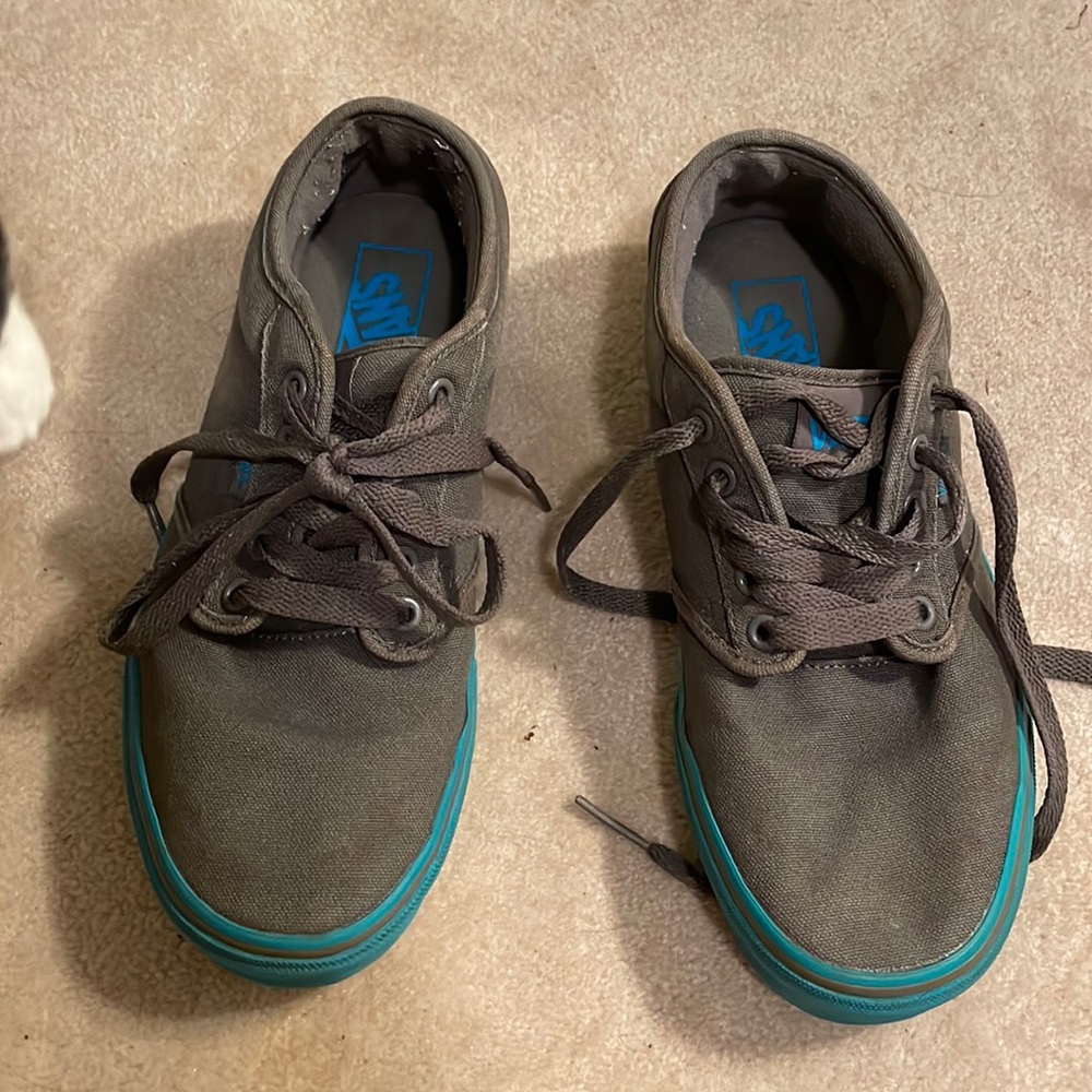 Mens size 8 Vans canvas shoes.